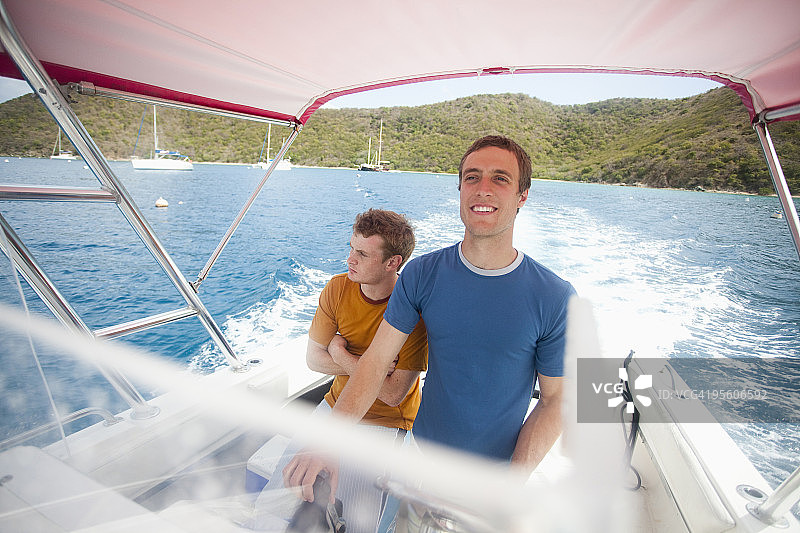 两名男子驾驶快艇驶离英属维尔京群岛的彼得岛图片素材