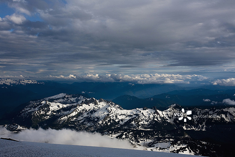 黄昏时分卡斯卡特山脉雷尼尔山的雪景图片素材