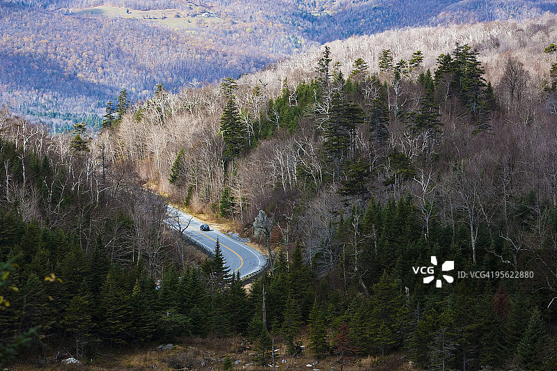 佛蒙特州绿山中的蜿蜒道路图片素材
