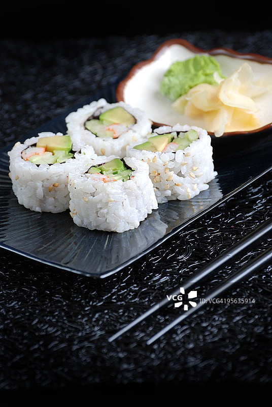 加州寿司卷配姜和芥末图片素材