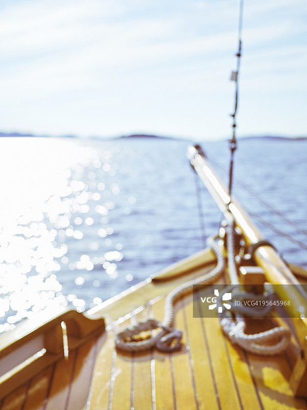 瑞典海上的树干船图片素材