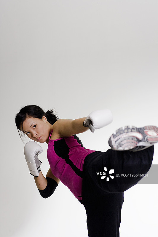 女人在练习自由搏击图片素材