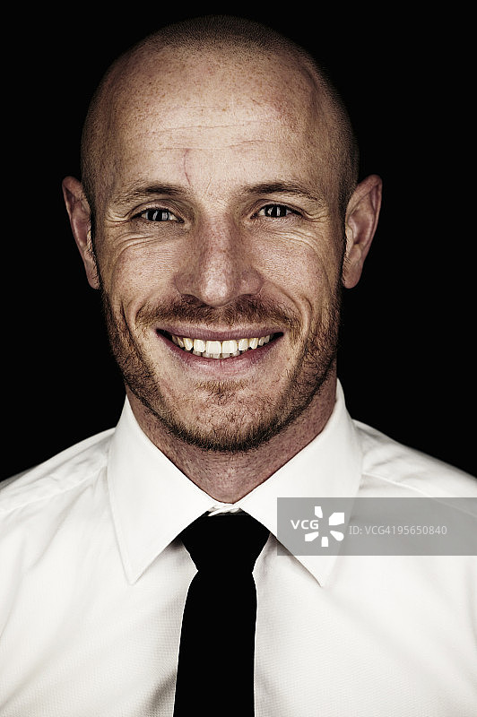 身穿白衬衫的男子肖像图片素材