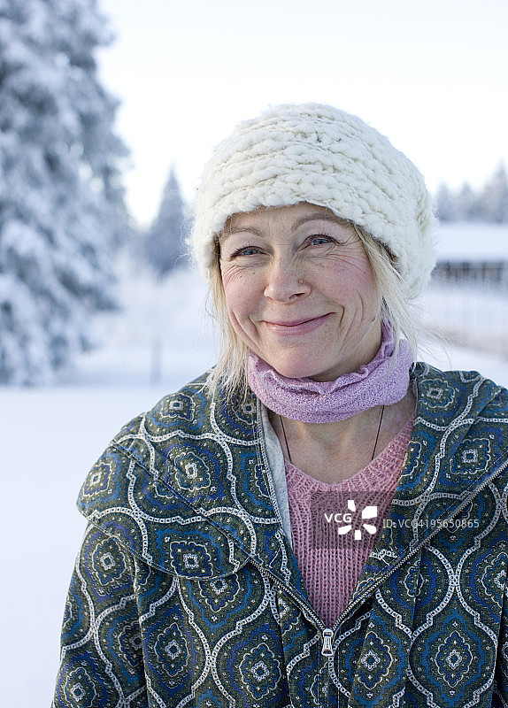 以冬季风景为背景的瑞典女性肖像图片素材