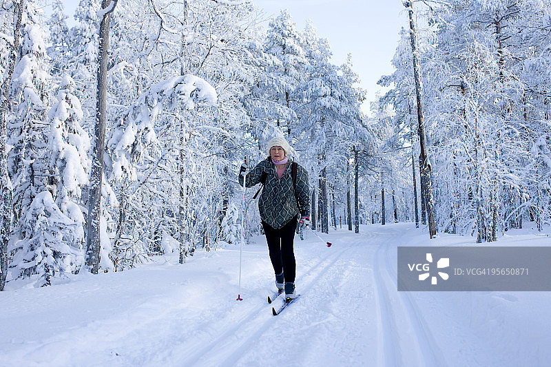 在瑞典滑雪的女人图片素材
