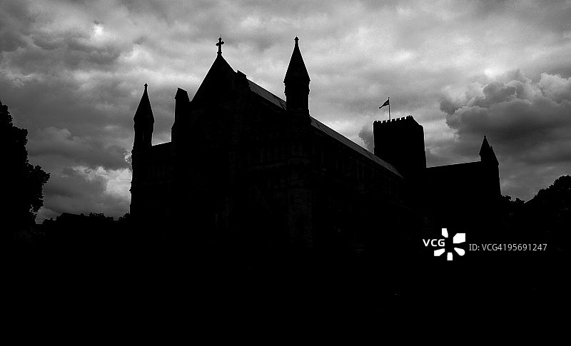 阴暗云层下的教堂轮廓图片素材
