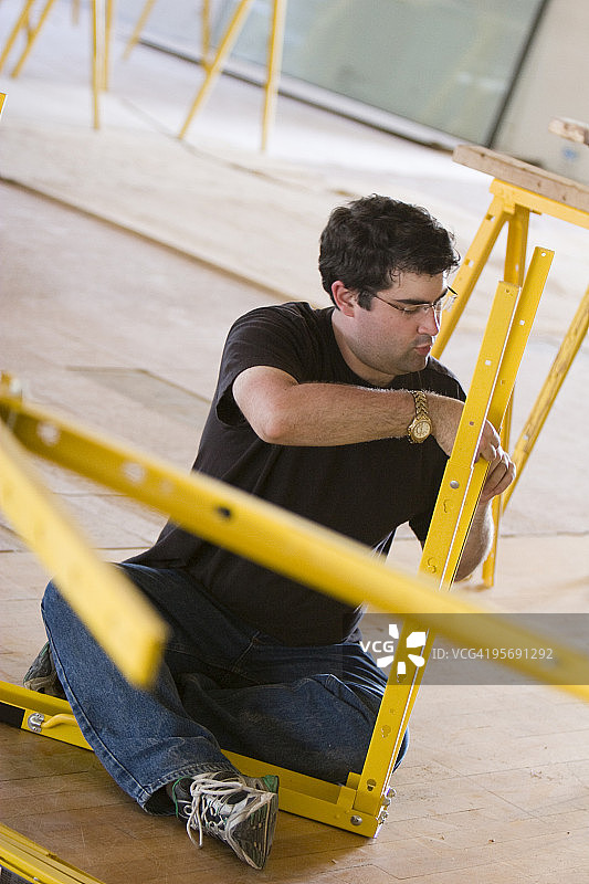 男子操作施工设备图片素材