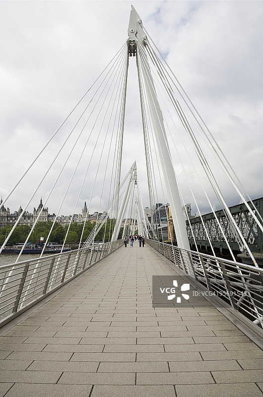 金色禧年桥上的行人图片素材