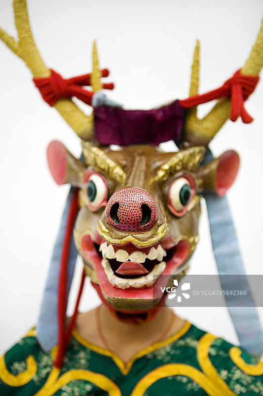 身着节日盛装的不丹舞者图片素材