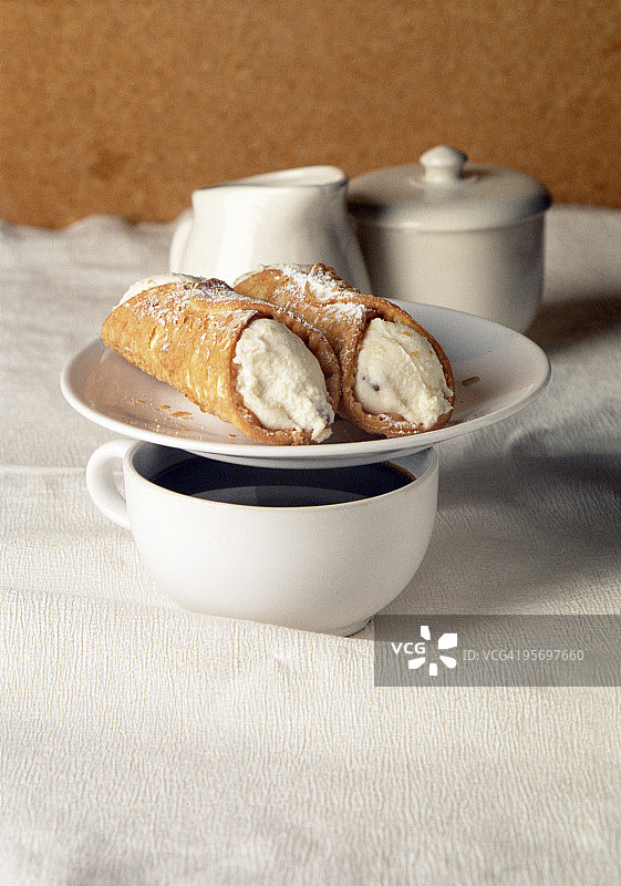 搭配咖啡的卡诺里卷图片素材