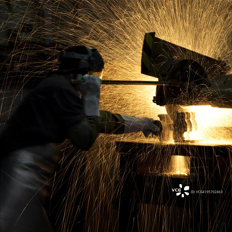 钢铁打磨工人图片素材