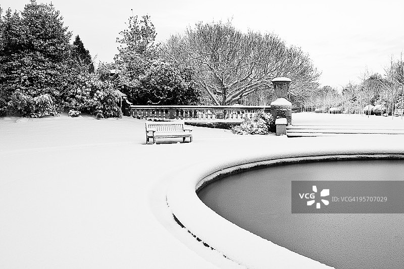 雪中公园长椅图片素材