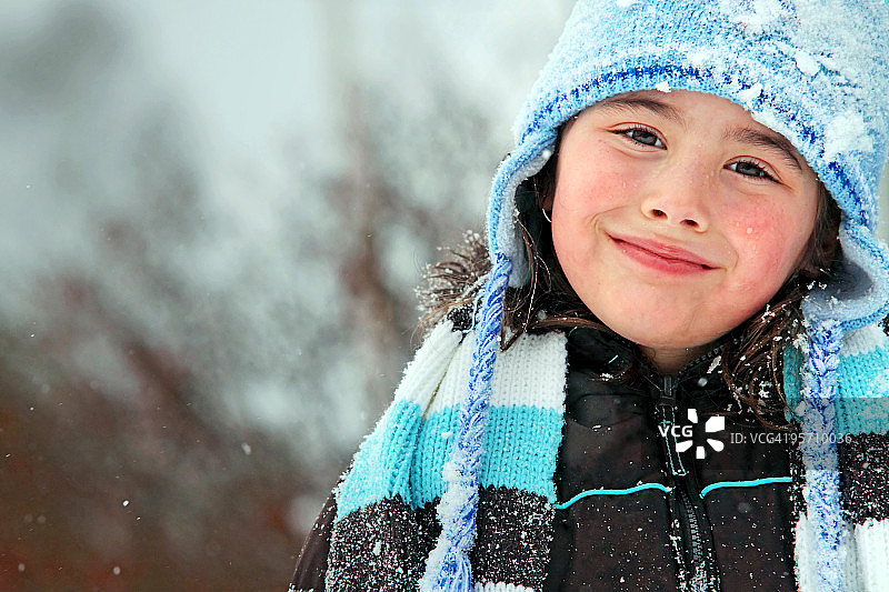 快乐的冬季儿童肖像图片素材