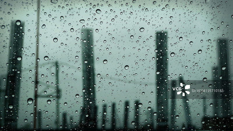 雨滴中的城市图片素材