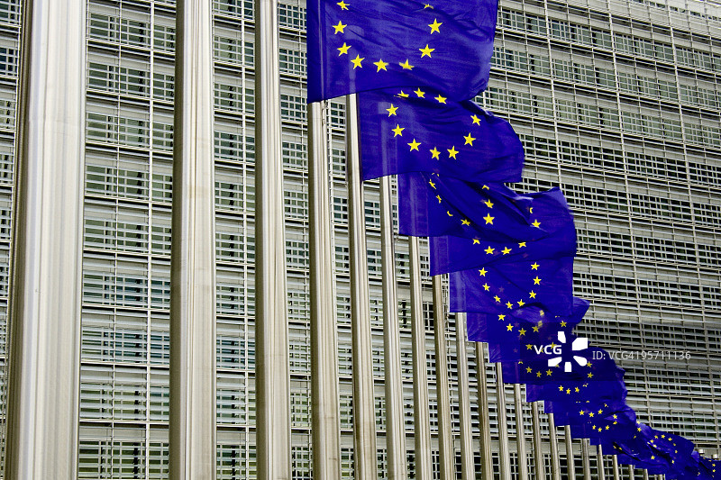 布鲁塞尔的欧盟旗帜与建筑物图片素材