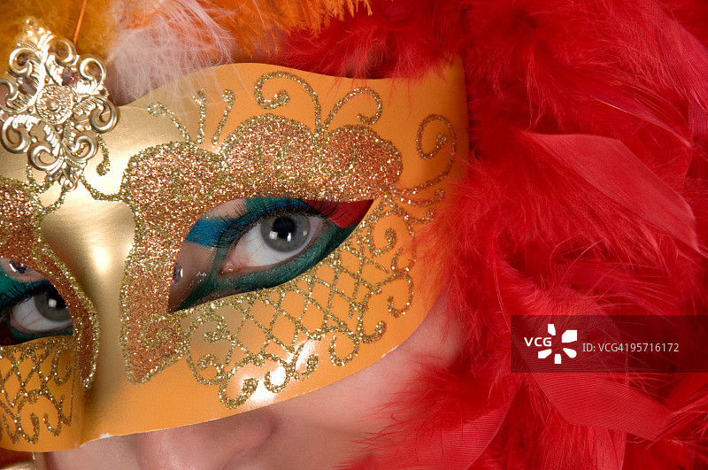 女子戴着金色面具的特写图片素材