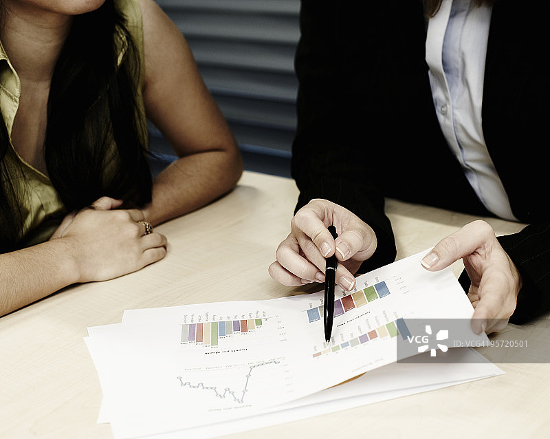 商务女性查看图表特写镜头图片素材