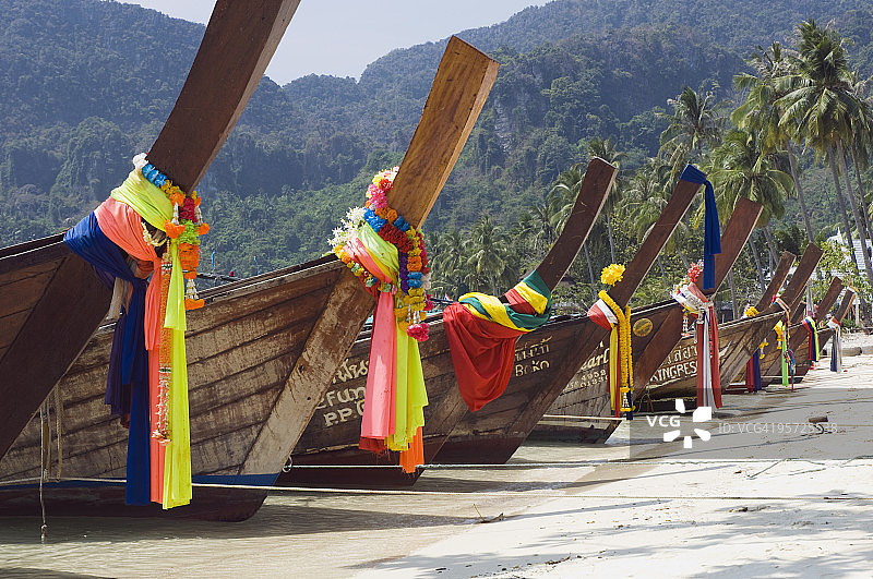 泰国皮皮岛装饰的渔船图片素材