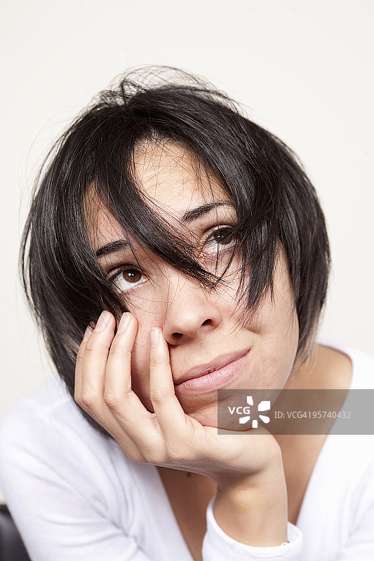 生病和疲惫的西班牙裔妇女图片素材