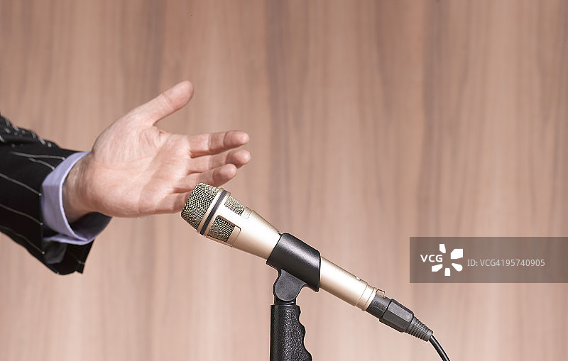 手和麦克风，木质背景图片素材