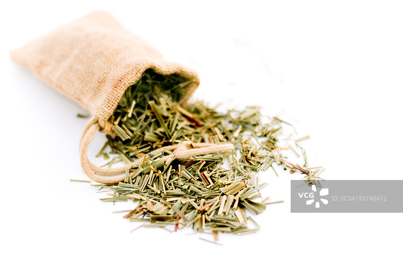 白色背景上的麻布袋装香茅图片素材