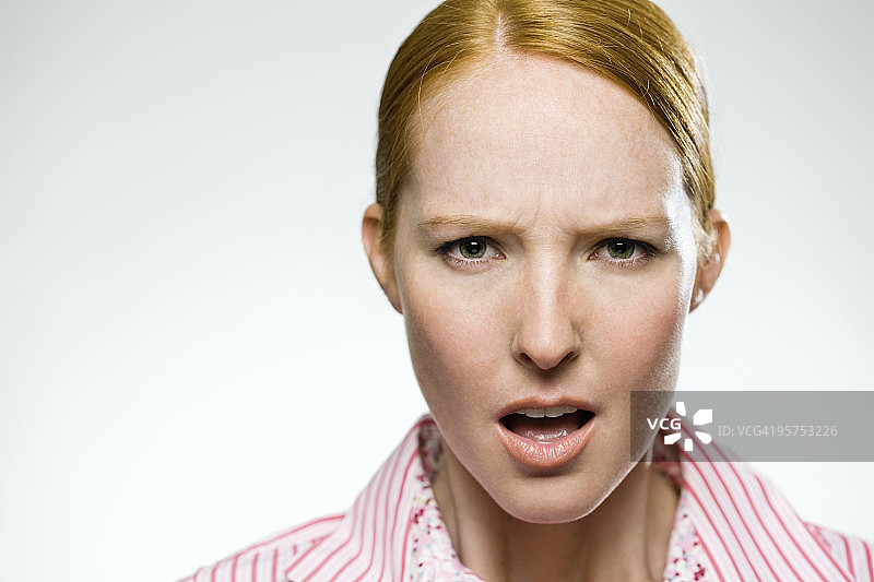 女人穿条纹衬衫特写图片素材