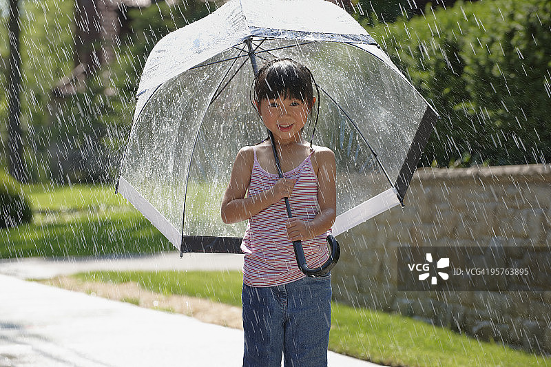女孩夏日雨中撑伞图片素材