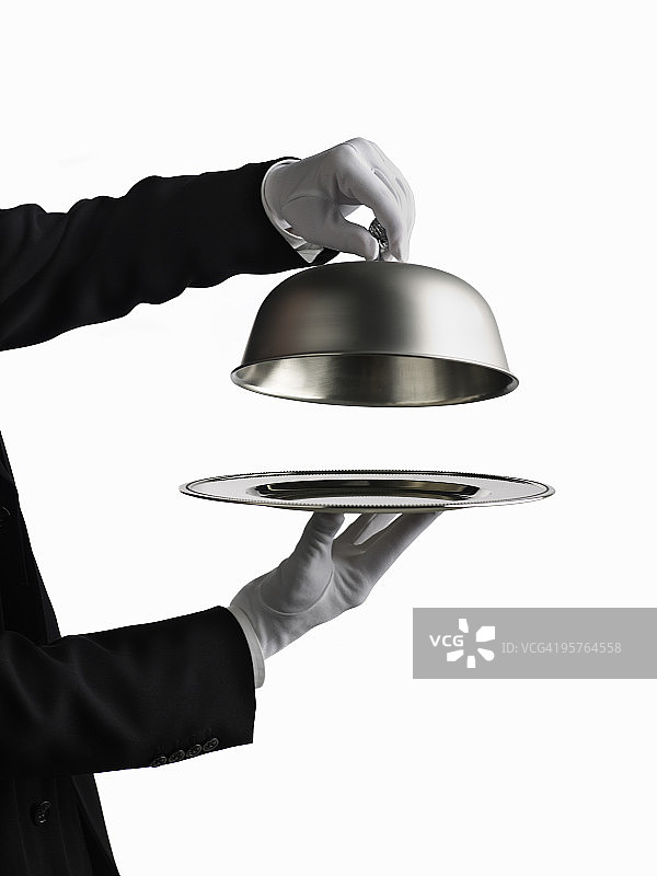 男管家双手呈上银盘和盖子图片素材