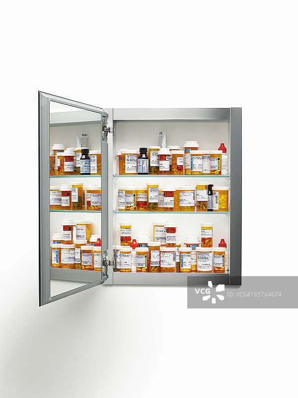 白色背景下的药柜图片素材
