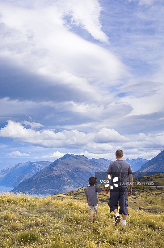 父子在户外行走图片素材