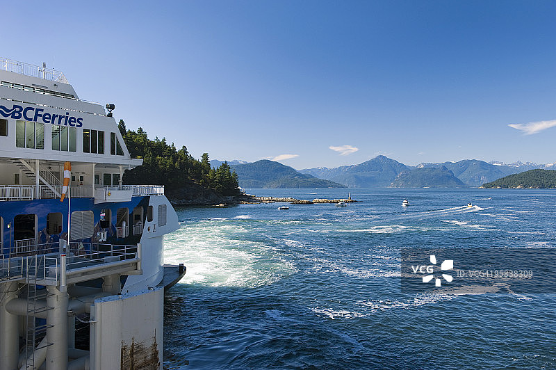 驶入港口的渡轮图片素材