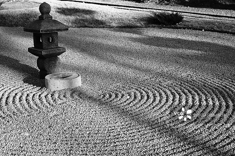 日本禅意石庭与装饰雕塑图片素材