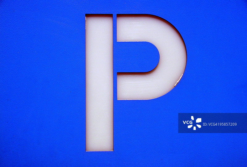 蓝色停车标志特写图片素材