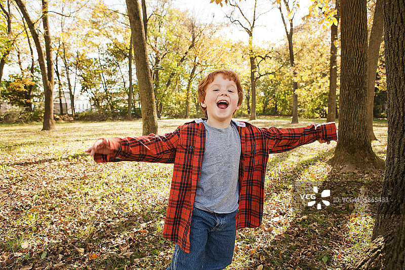 奔跑的男孩图片素材