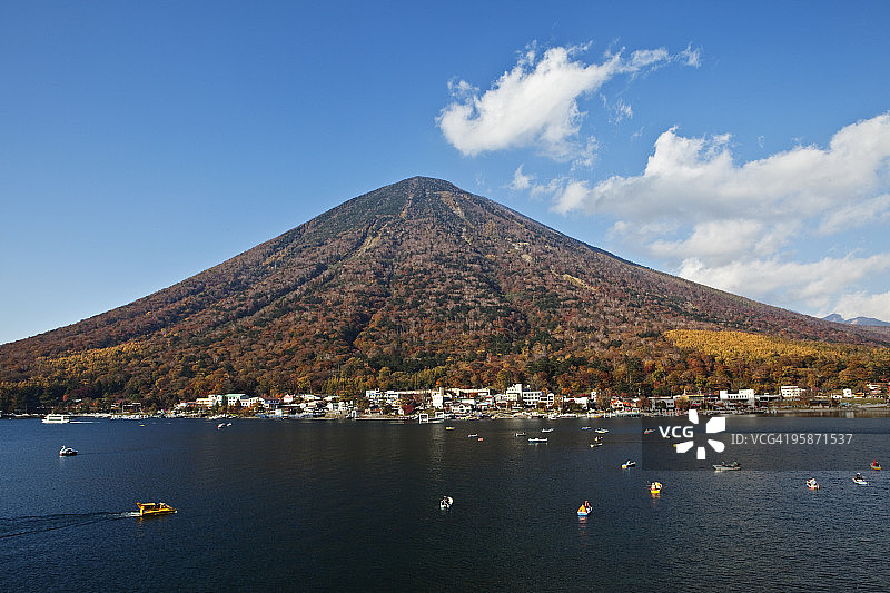 山脉和湖泊图片素材