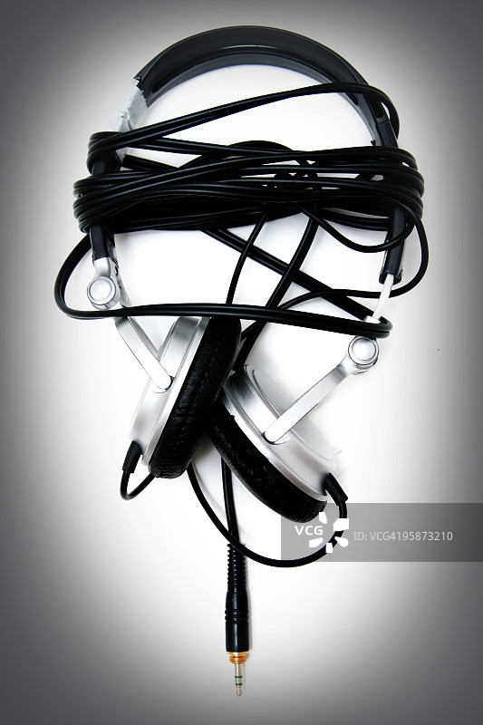 沉浸在音乐中图片素材