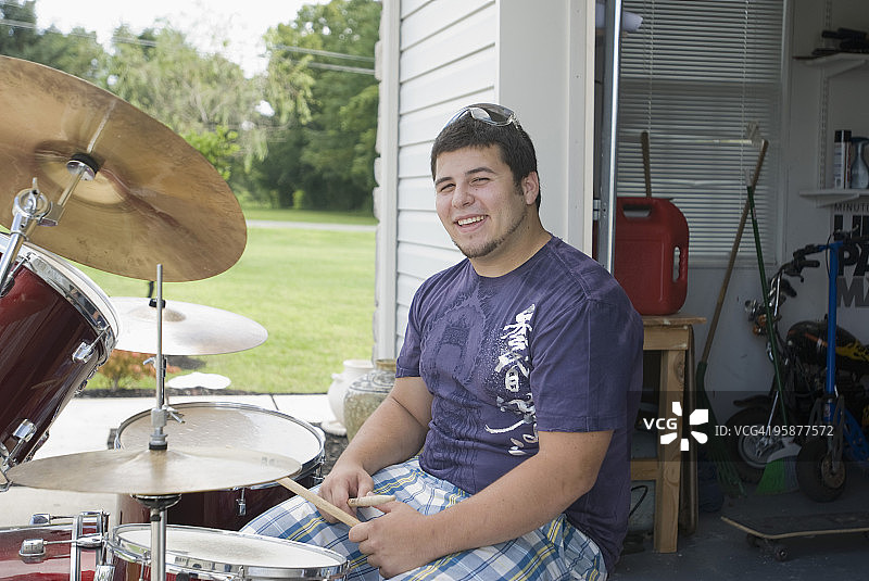 架子鼓前的年轻男子肖像图片素材