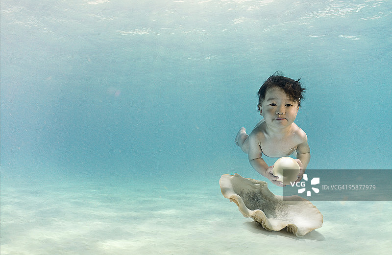 宝宝在水下与珍珠一起游泳图片素材