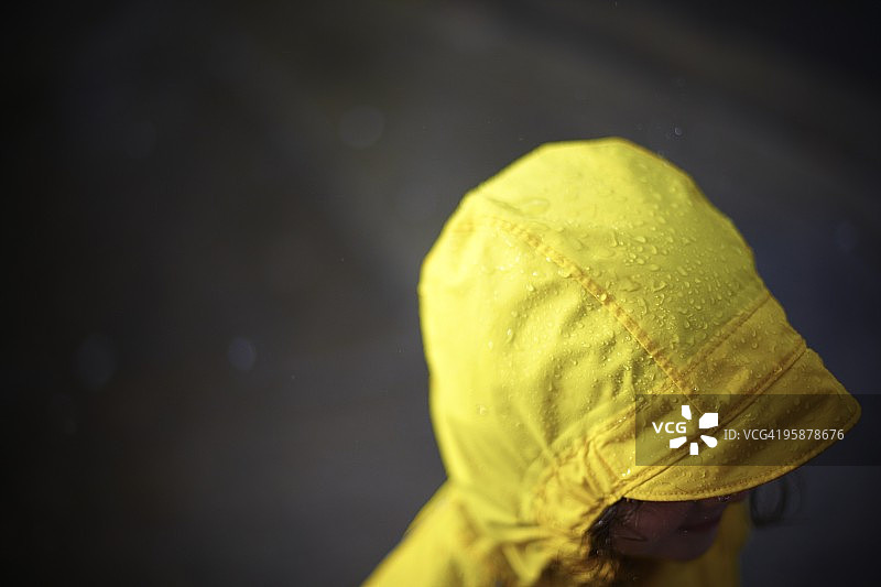 穿着雨衣的女孩图片素材