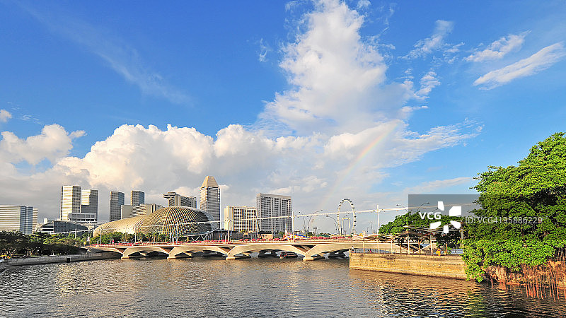 彩虹下的滨海艺术中心剧院图片素材