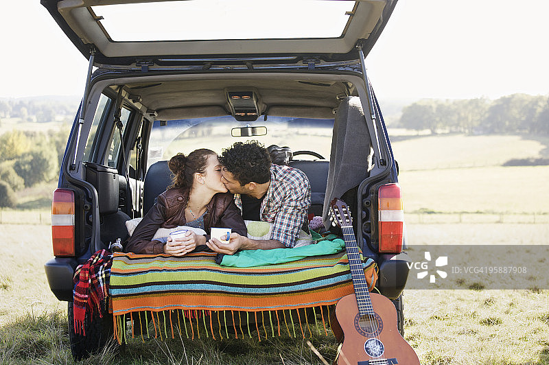 公路旅行中的情侣图片素材