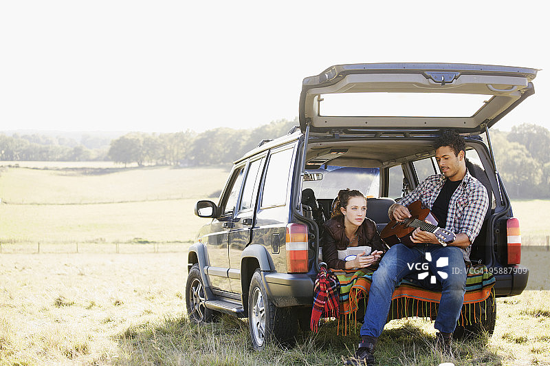 公路旅行中的情侣图片素材