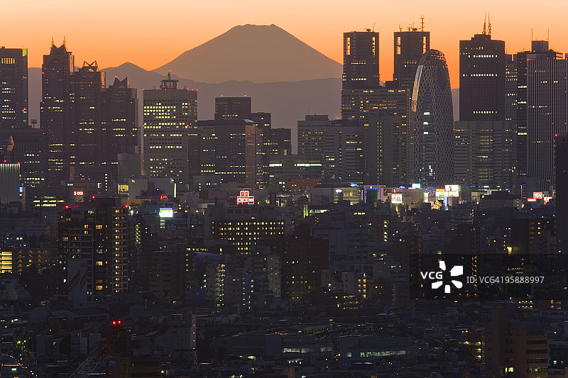 东京新宿背后的富士山图片素材
