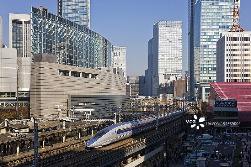 一列高速列车穿过日本东京中部图片素材