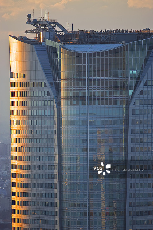游客在东京森大厦欣赏风景图片素材