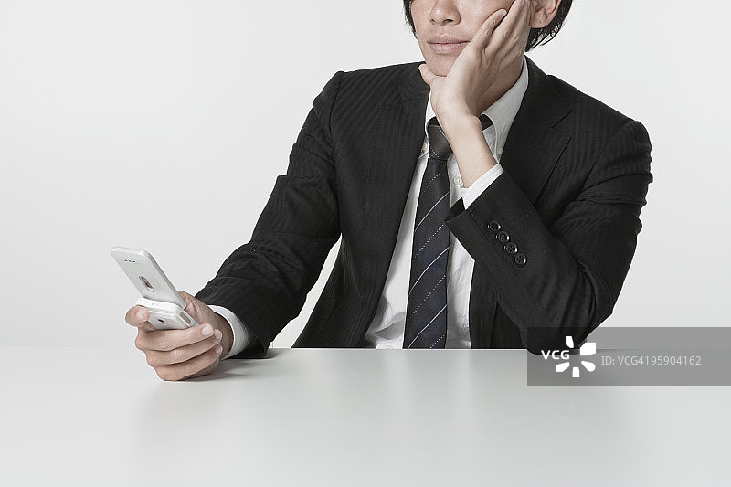 使用移动电话的商人图片素材