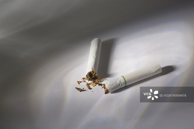 断成两截的香烟图片素材
