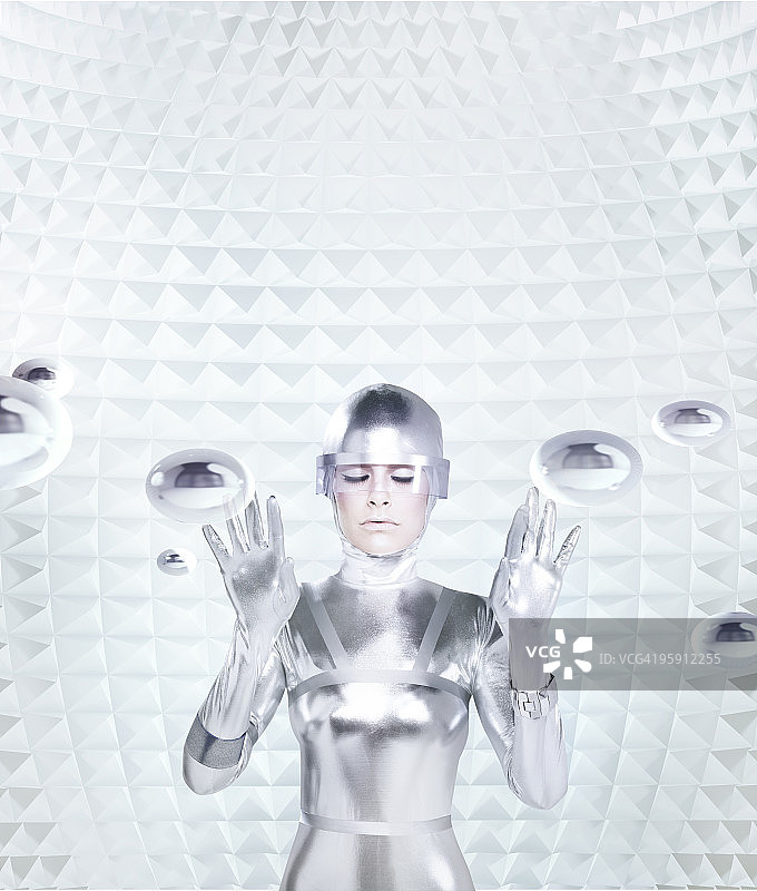 触觉反馈室里的未来女性图片素材