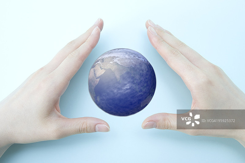 女性手与地球图片素材