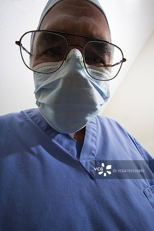 穿着手术服戴医用口罩的男人图片素材
